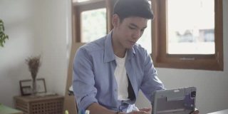 亚洲男性也在网上授课。