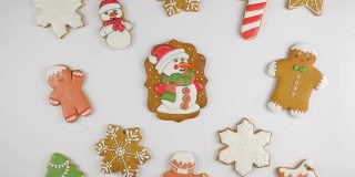 圣诞节的姜饼装饰。在白色孤立的背景上有姜饼曲奇的圣诞滚轴。各种各样的姜饼。从以上观点。在4 k拍摄