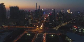 《暮色中的上海天际线》陆家嘴区和世纪大道。鸟瞰图。无人机是向前和向上飞行。远景