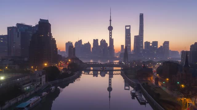 黎明时分的上海全景剪影。陆家嘴金融区和黄浦江。中国空中超级失效。无人机是向上和向前飞行。远景