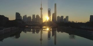 上海天际线在阳光明媚的早晨日出。中国鸟瞰图。无人机正在外白渡桥上空飞行。远景