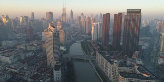 阳光明媚的早晨，上海的天际线。浦西区。中国鸟瞰图。无人机是向前和向上飞行。远景
