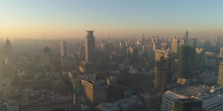 雾霾中的上海天际线。中国鸟瞰图。无人机向后飞行。远景