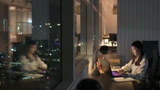 亚洲华裔女白领在办公室工作到深夜独自赶财务报告视频素材模板下载