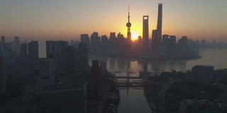阳光明媚的早晨，上海的天际线。陆家嘴区和黄浦江。中国高空鸟瞰图。无人机是向上和横向飞行。远景