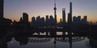 黎明时分的上海全景。陆家嘴金融区和黄浦江。中国鸟瞰图。无人机是横向和向上飞行。远景