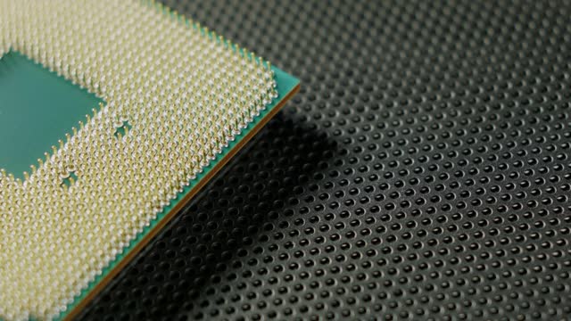 特写电脑处理器微距工作室拍摄。黑色背景下的现代八核计算机CPU。