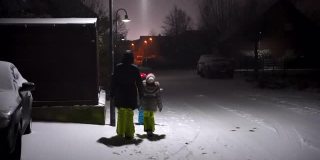 孩子们晚上在外面玩雪