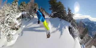 自拍:朱利安阿尔卑斯地区，一名年轻的滑雪男子在滑雪道上摔碎了刚滑下来的雪。
