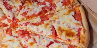 经典的玛格丽塔披萨配马苏里拉奶酪和番茄。