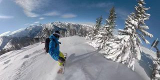 自拍:一名滑雪者在穿越森林的同时雕刻着新鲜的粉末雪