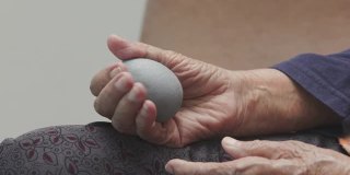 老奶奶做皮球锻炼手指、手掌、手脚