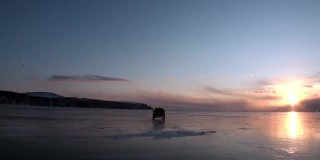 从贝加尔湖光滑的冰面上行驶的汽车窗口观看。