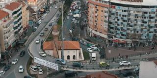 土耳其布尔萨的日常街头生活场景。闹市区偶然出现的人群和交通堵塞
