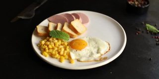 早餐煎蛋，芝士，香肠和玉米炒蛋的部分在桌子上提供健康餐零食配料俯视图拷贝空间文字食物背景乡村