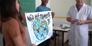 学生做关于环境问题的报告-没有B星球(葡萄牙语)