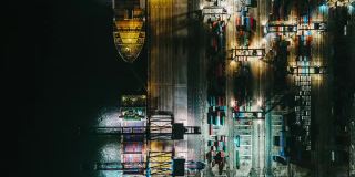 繁忙工业港夜间航拍图
