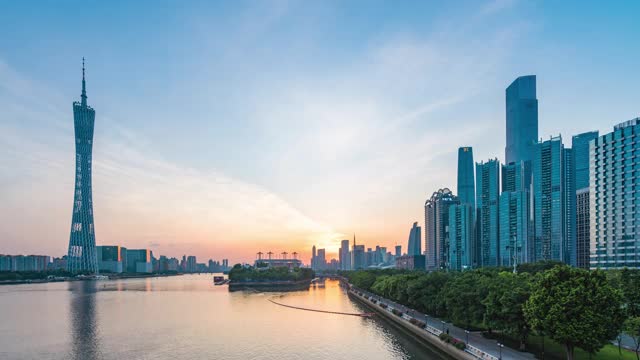 日落和黄昏时广州珠江新城天际线的延时摄影