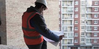 高层建筑工地的工头，检查所进行的工程是否符合规定。