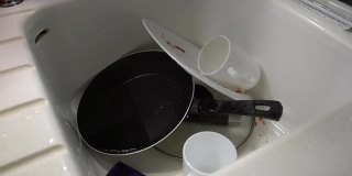 厨房水槽里的脏盘子