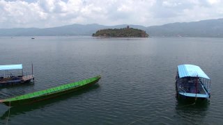 中国船只在云南抚仙湖附近。视频素材模板下载