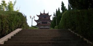 中国云南省抚仙湖上的一座佛教寺院。