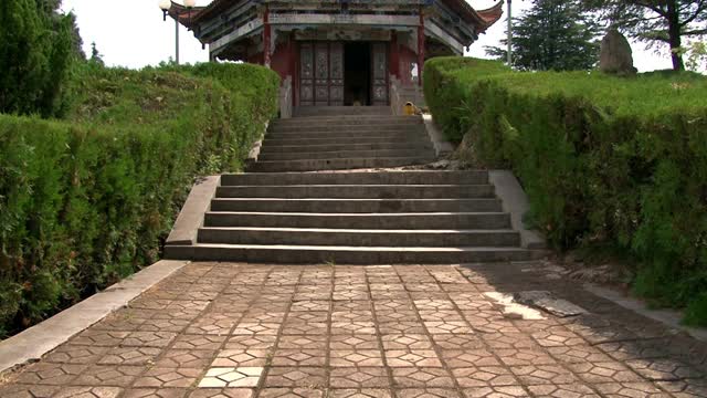 中国云南省抚仙湖上的一座佛教寺院。