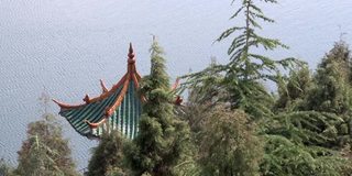 中国云南省抚仙湖上的一座佛教寺院。