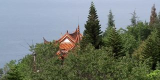 中国云南省抚仙湖上的一座佛教寺院。