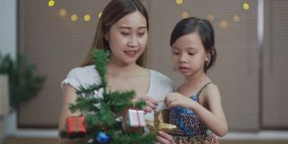 亚洲家庭装饰圣诞树