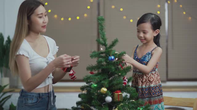 亚洲家庭装饰圣诞树