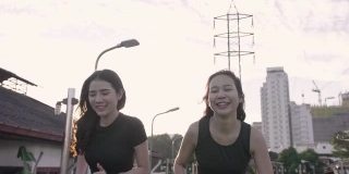 亚洲女性朋友在城里慢跑