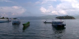 中国船只在云南抚仙湖附近。