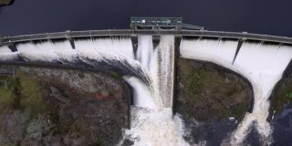 鸟瞰图的水流过邓弗里斯和加洛韦西南苏格兰水电大坝