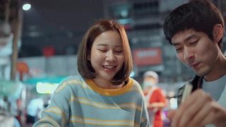 年轻的亚洲夫妇在曼谷唐人街约会视频素材模板下载
