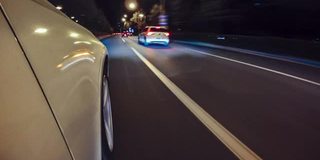 T/L车在夜间的道路上行驶