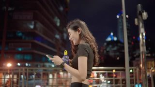 美丽的运动员一边用智能手机跑步，一边在桥上等朋友视频素材模板下载
