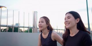 年轻漂亮的女人早上一起在跑道上跑步。