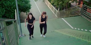 自信的女人用朋友锻炼身体来保持健康。