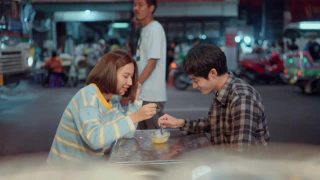 年轻的亚洲夫妇在曼谷唐人街约会视频素材模板下载