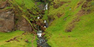 冰岛山水中的溪流