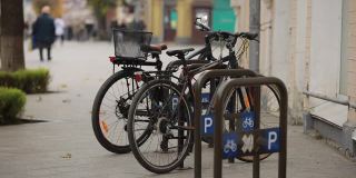 自行车停车。城市里的自行车停车场。自行车停放在停车场