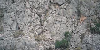 奇迈拉山独特的岩石陡峭的斜坡上有巨大的石头