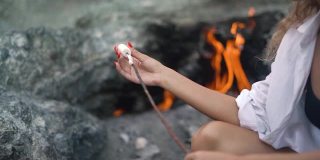 女士在奇迈拉山火上挂棉花糖