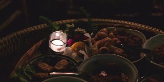 传统食物放在木制托盘上作为正餐，晚上配上蜡烛