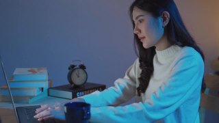 亚洲十几岁的大学生女孩学习在线课程深夜在家视频素材模板下载