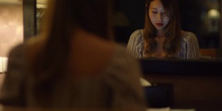 亚洲十几岁的大学生女孩学习在线课程深夜在家