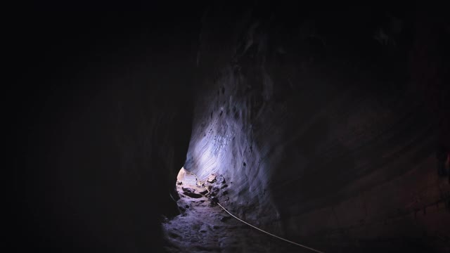 人探索洞穴