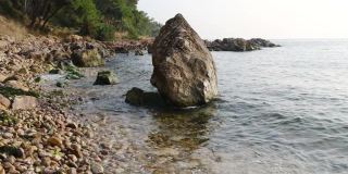 卡拉帕赞卡亚海滩上的岩石和溅起的浪花的慢镜头