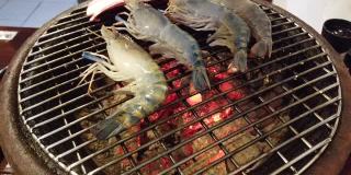 日式烧烤烧串配鲜虾海鲜。以杂色膜纹埋散焦为背景。